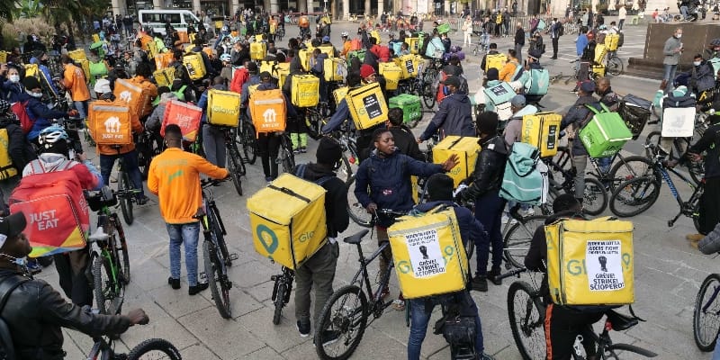 Fotografia di una manifestazione di rider, tenuta a Milano il 5 novembre 2020
