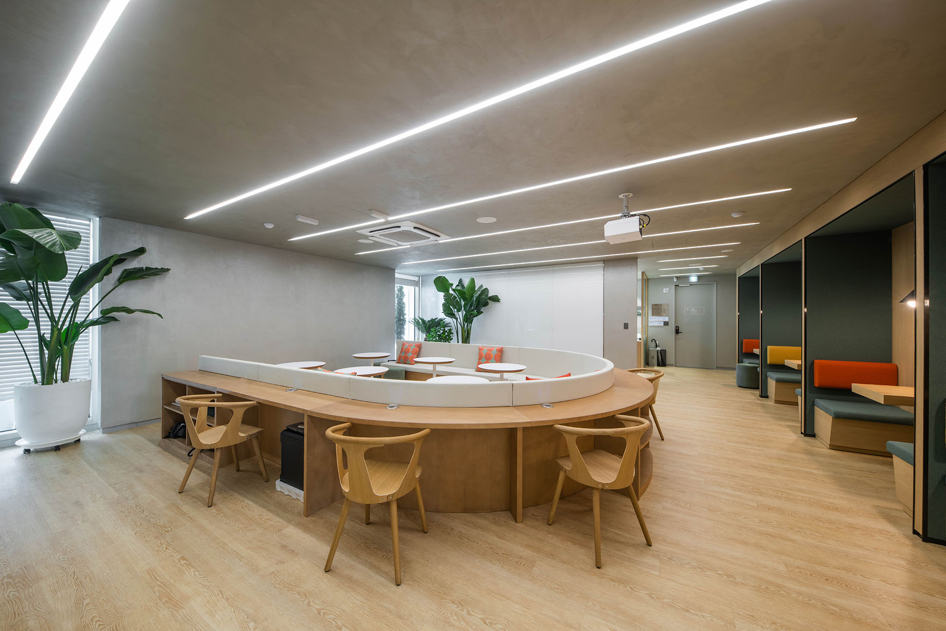 LG U+ Flagship Store 3