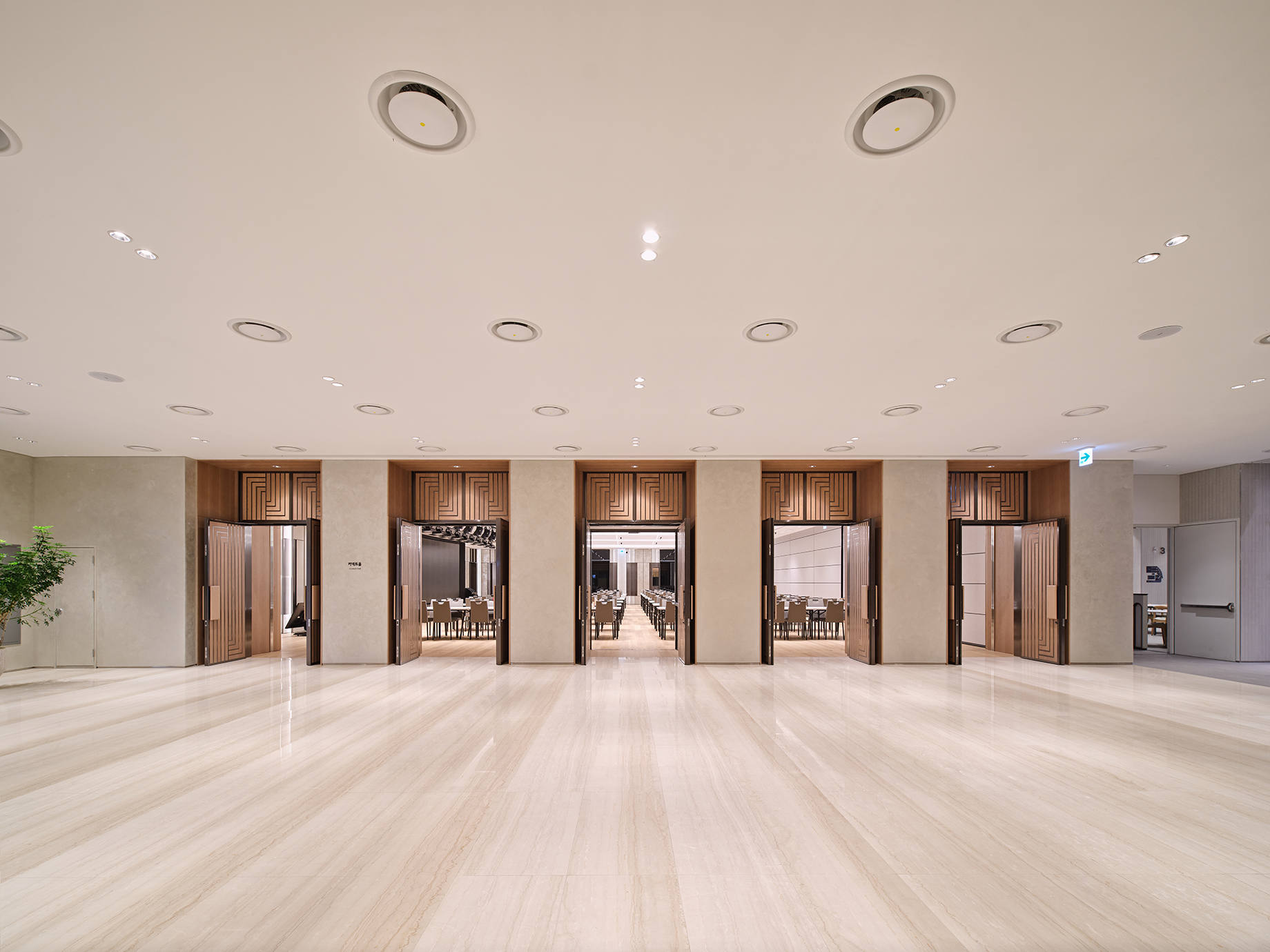 LG TwinTower Cafeteria 6