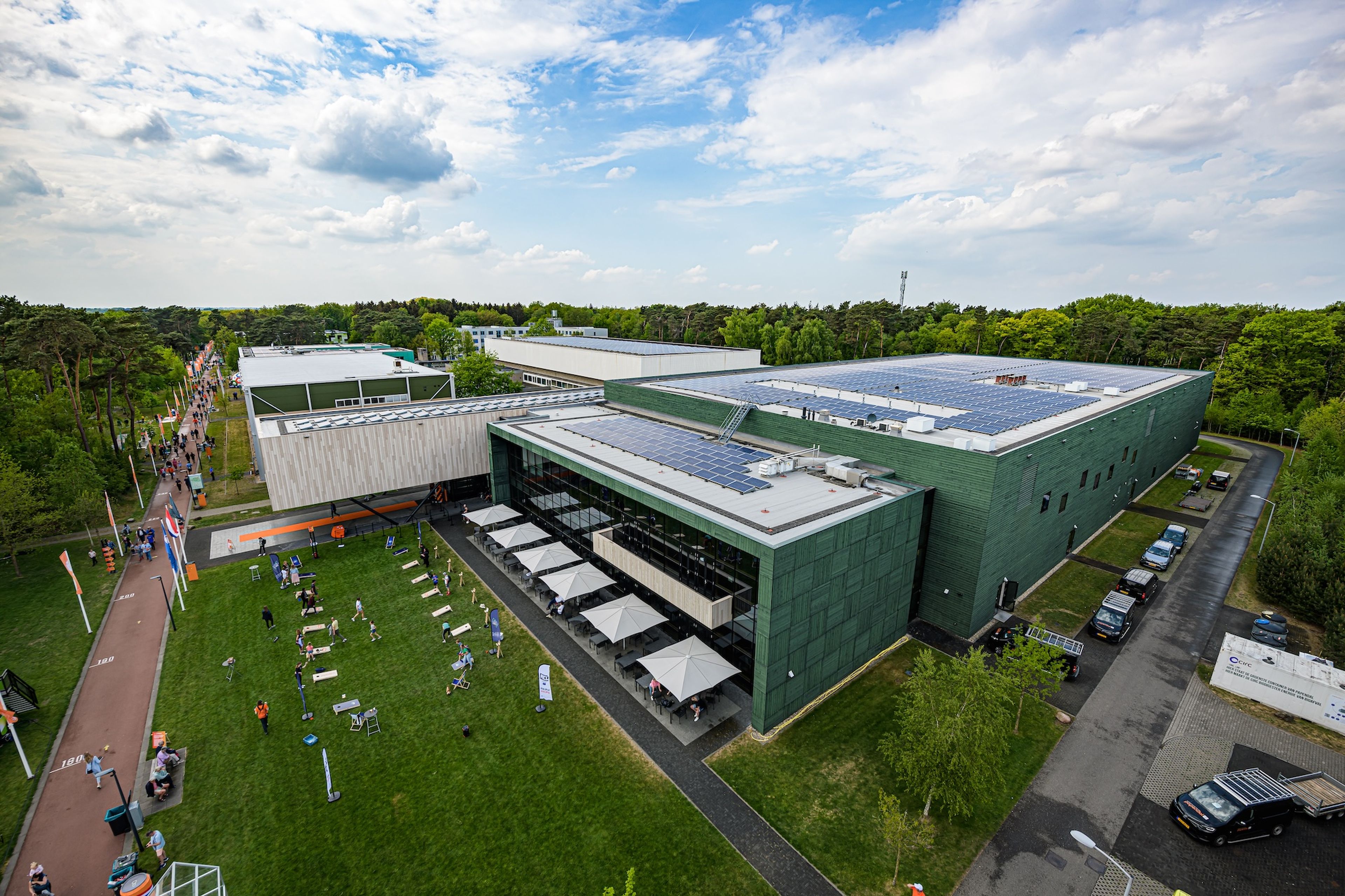 Zonnepanelen op het dak van de Arnhemhal op Papendal