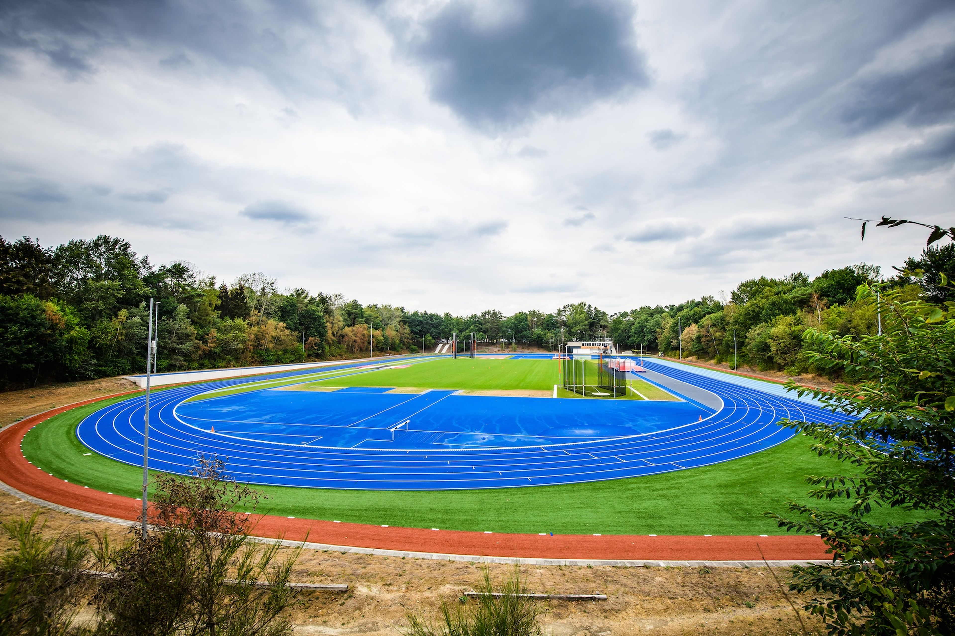 De outdoor atletiekbaan in de bossen van Papendal