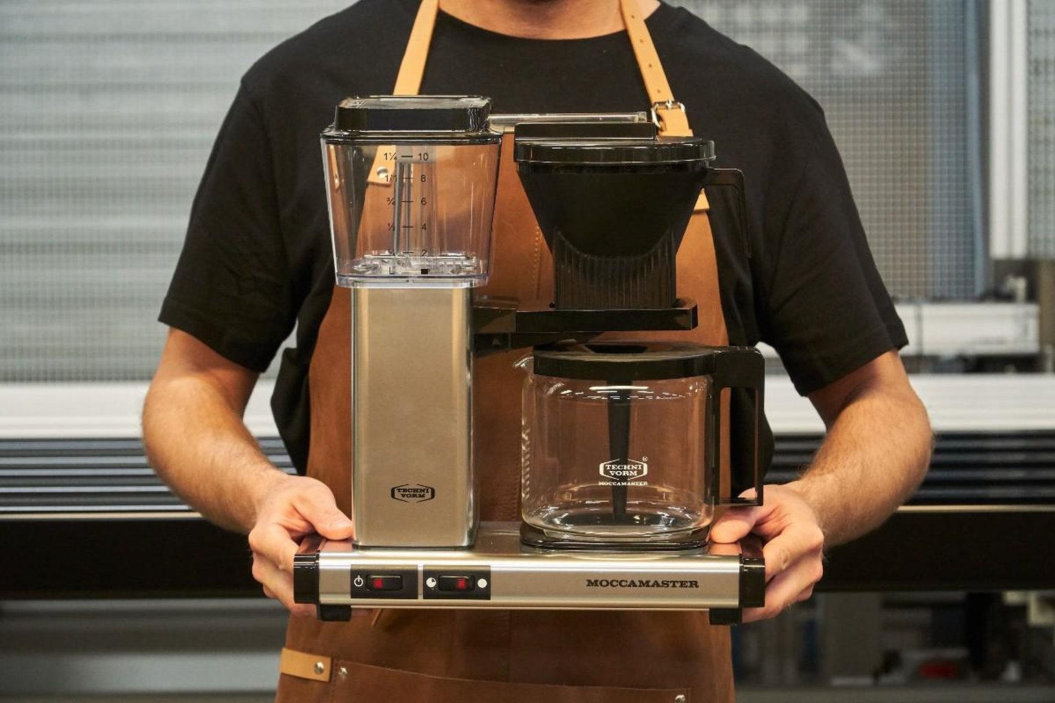 Filter coffee machine for brewing multiple cups of coffee.