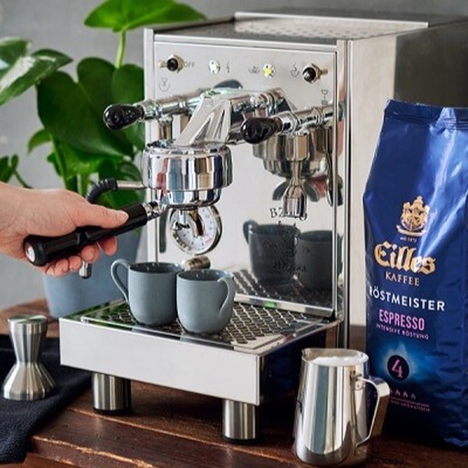 Eilles roast master preparing espresso