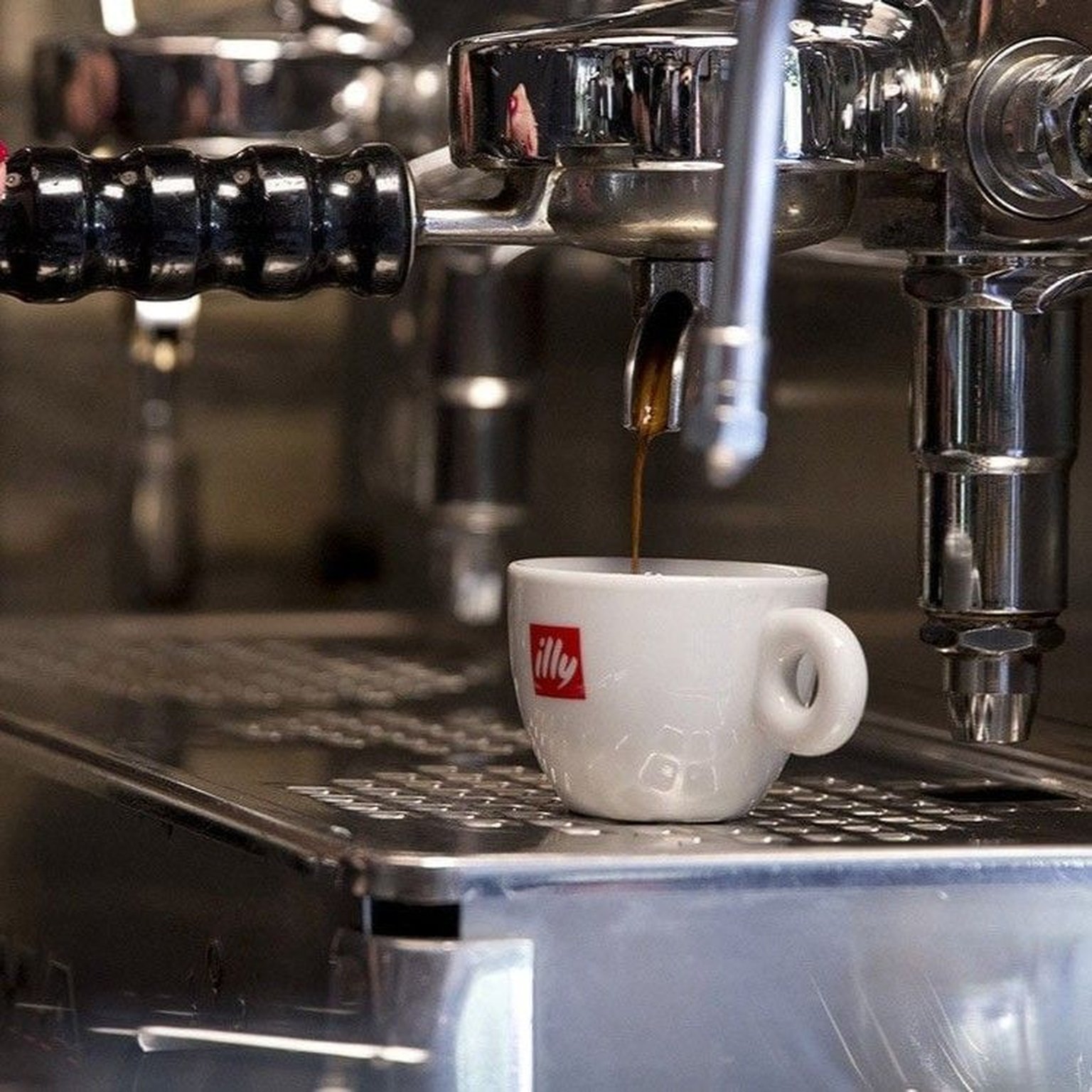 illy coffee in a premium home espresso setting.