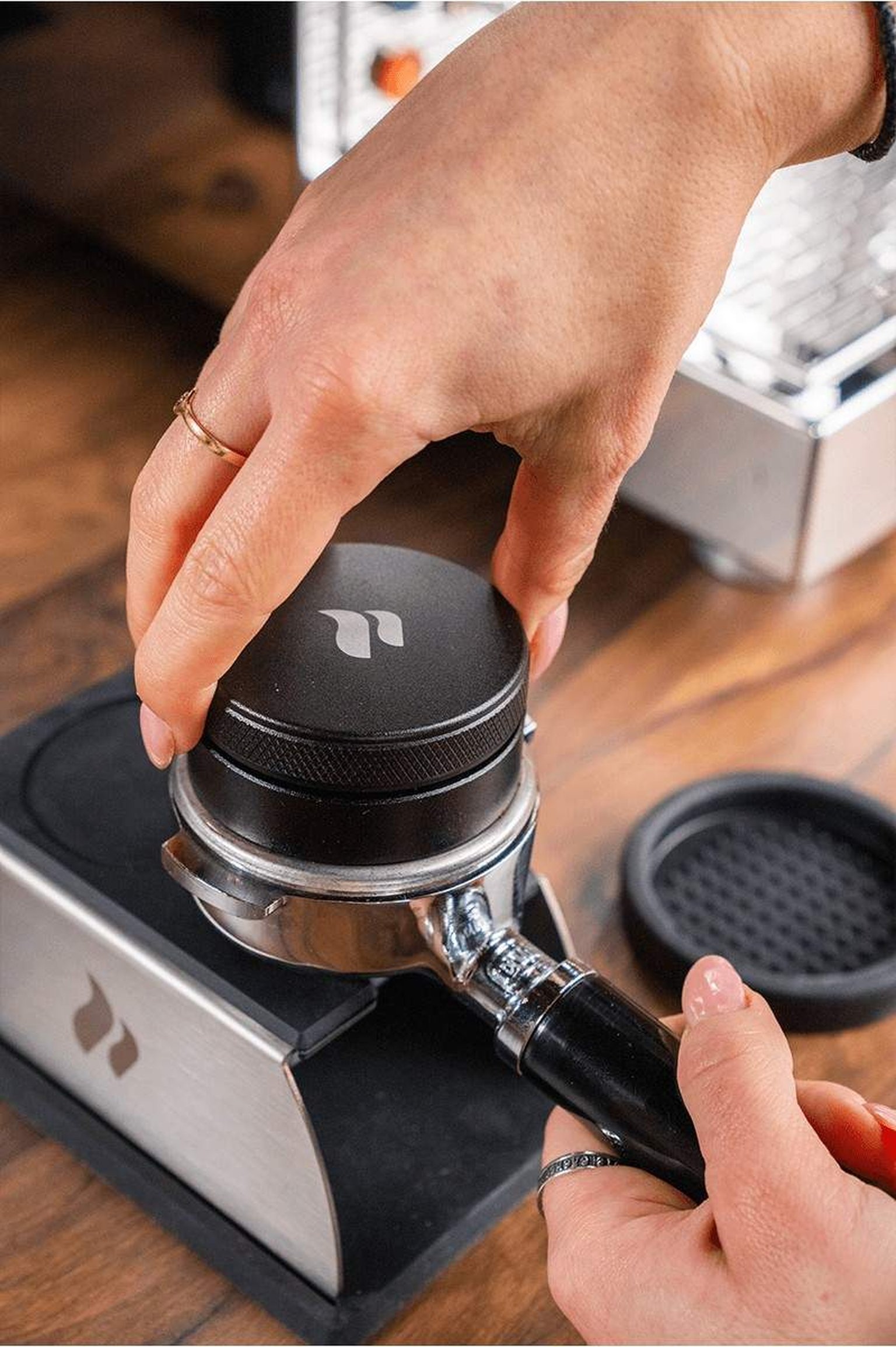 Coffee accessories and cleaning tools for espresso, filter coffee and machine care.
