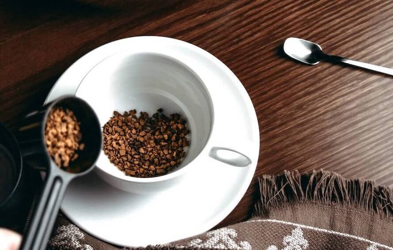 polvo de café instantáneo en una taza