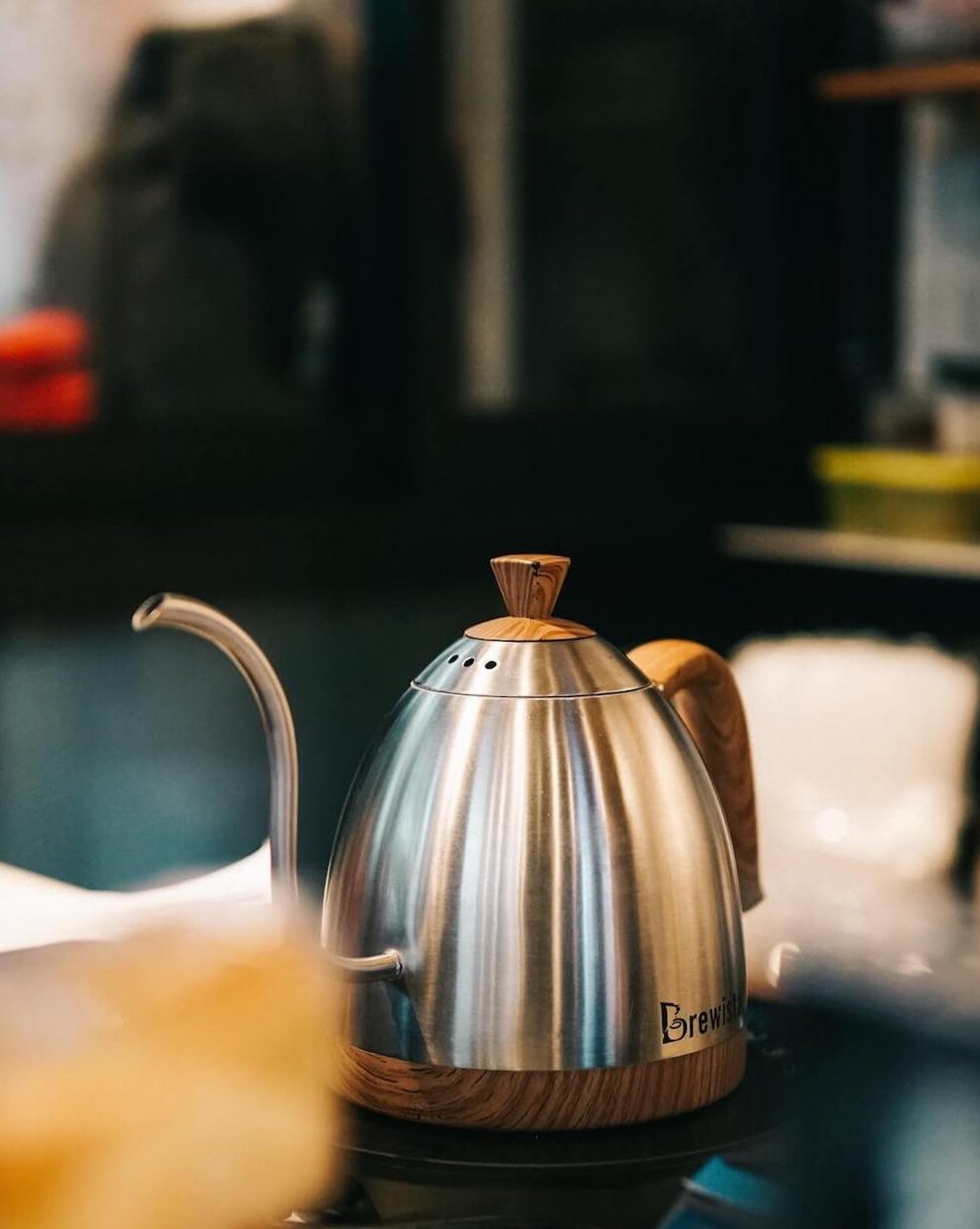 Electric kettle for precise coffee brewing setup