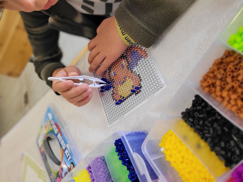 Bei den Bügelperlen lassen die Kinder ihrer Phantasie freien Lauf