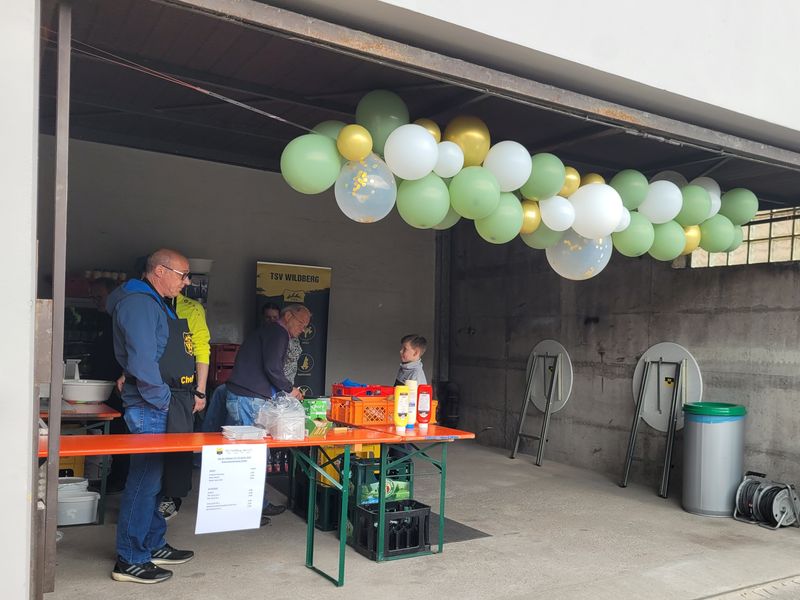 TSV Wildberg verköstigen uns mit Brötchen, gegrillten Würstchen und Steaks