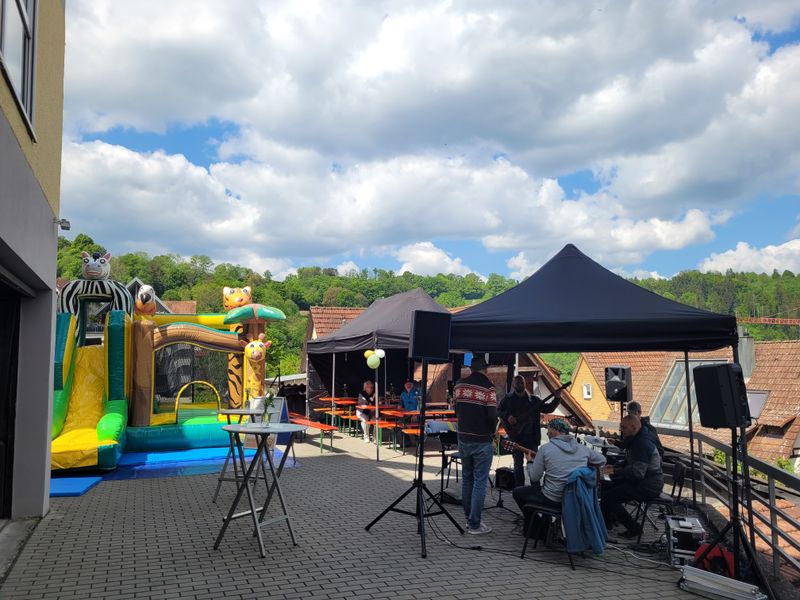 Eine Hüpfburg, Biertische für unsere Besucher und die Liveband Jammy Hats sorgen für eine tolle Stimmung