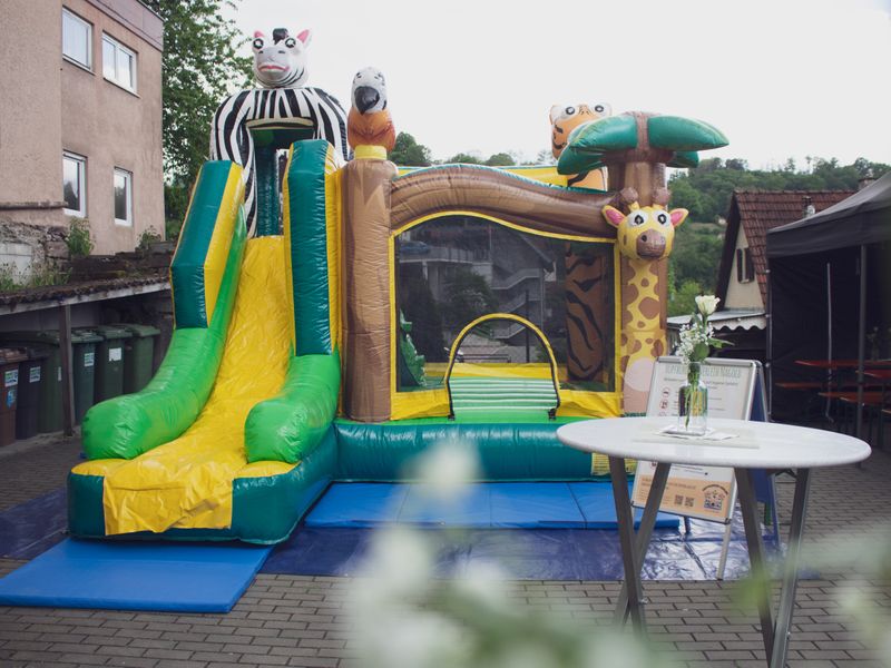 Die tolle Hüpfburg ist das Highlight  bei den Kindern