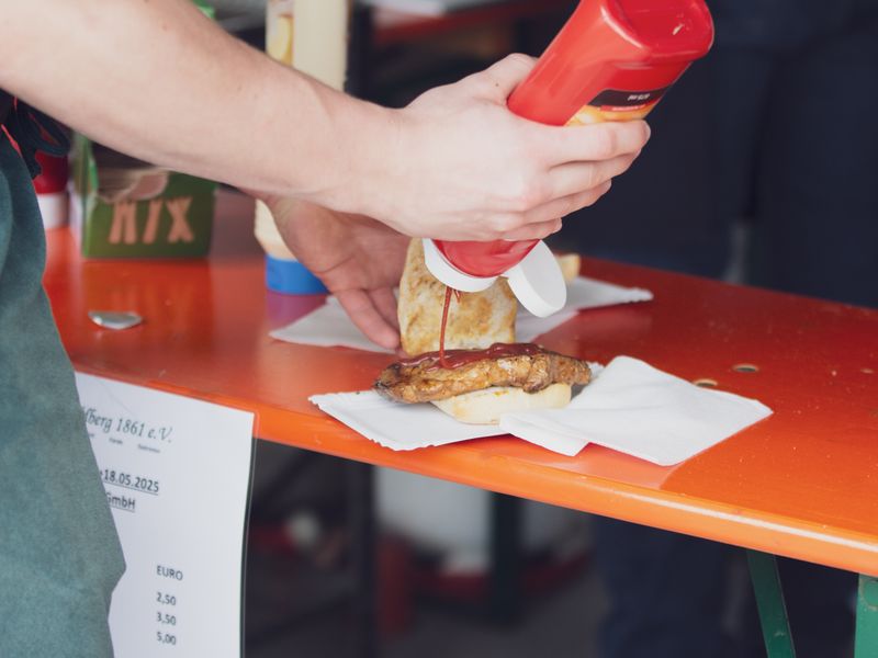 Steak im Brötchen  mit Ketchup