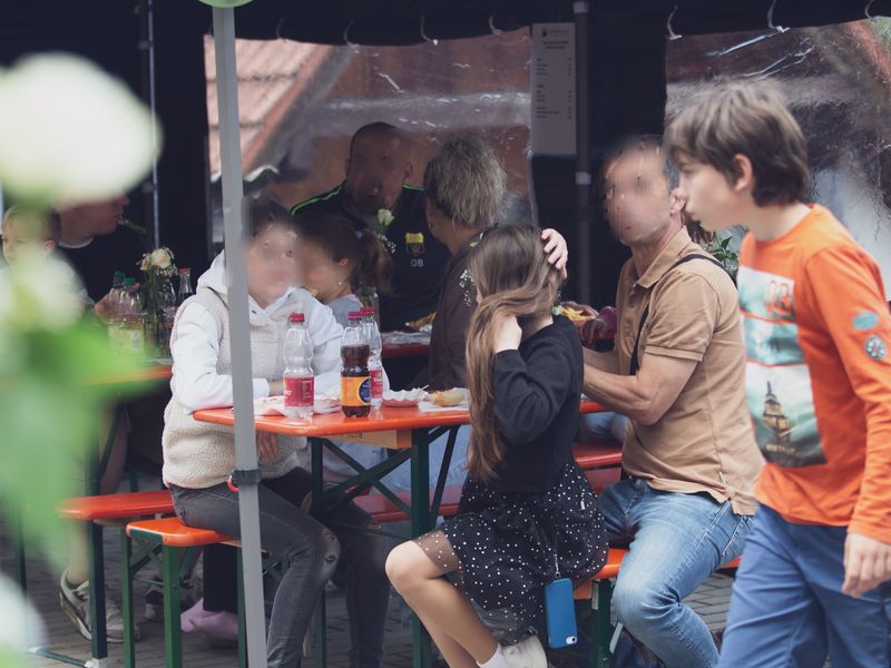 Unsere Besucher haben an den Biertischen Platz genommen