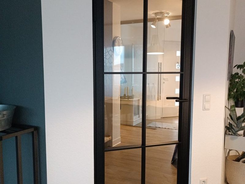 Hörmann Lofttür mit Glaselementen eingebaut in Böblingen