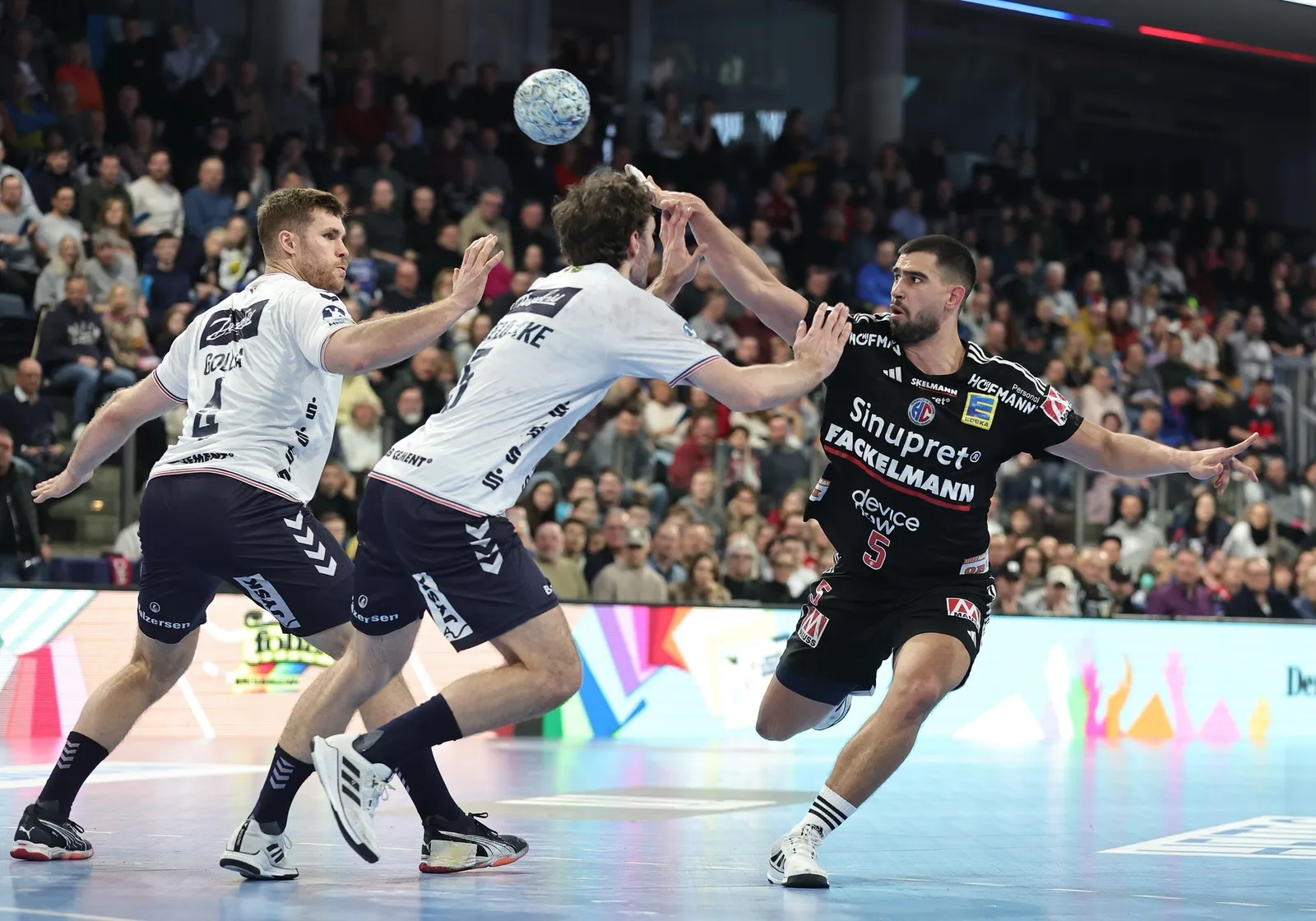 HC Erlangen bringt ARENA zum Brennen: Schlagabtausch endete mit 26:32 für die SG Flensburg-Handewitt