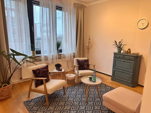 Gesprächsraum in Kiel mit zwei Sesseln am Fenster