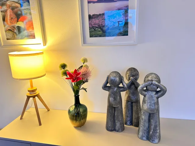 Detail aus der Lübecker Praxis: Stehlampe und Aufstellungsfiguren auf einer Kommode