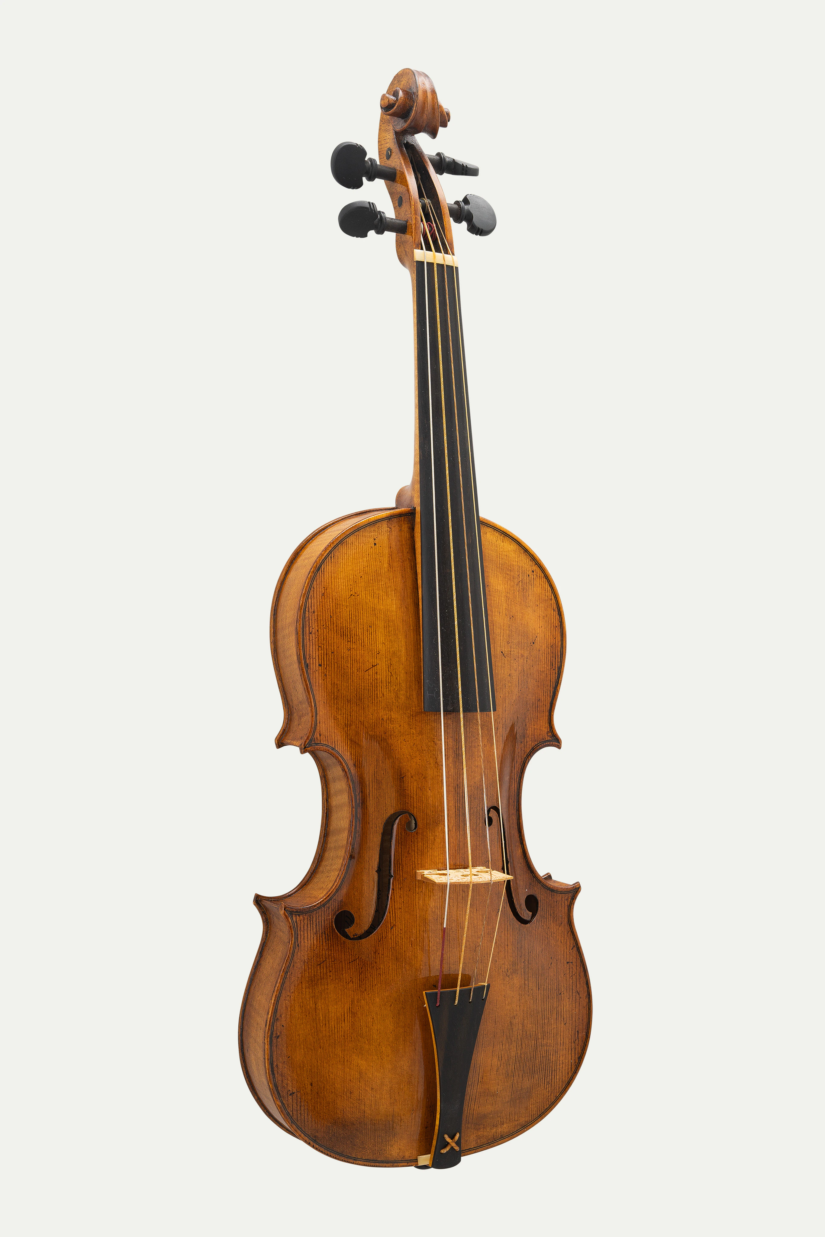 Violine nach Santo Serafino (Venedig, ca. 1735) in der Vorderansicht mit Decke und Steg.
