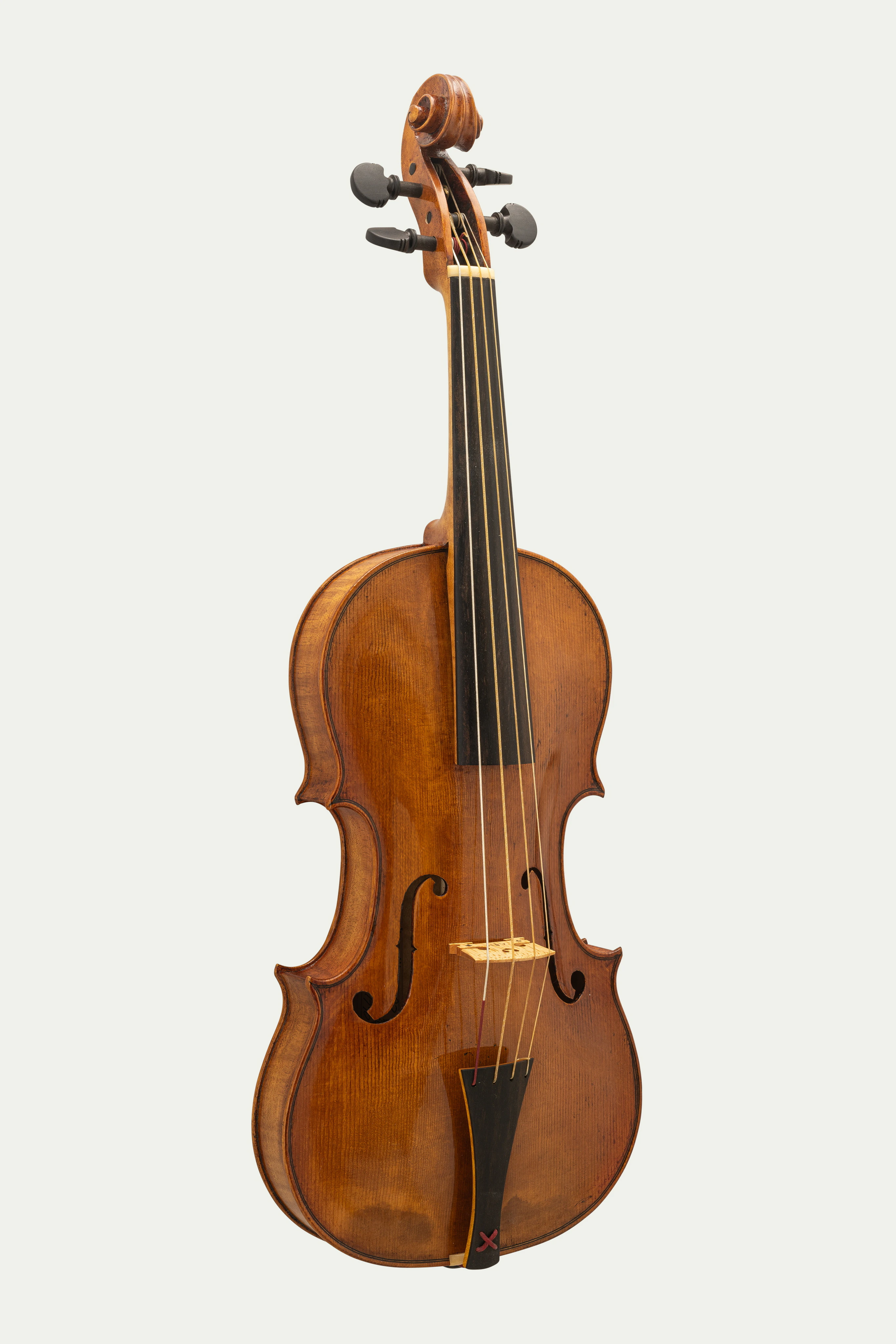 Violine nach Pietro Guarneri (Venedig, ca. 1740) in der Vorderansicht mit Decke und Steg.