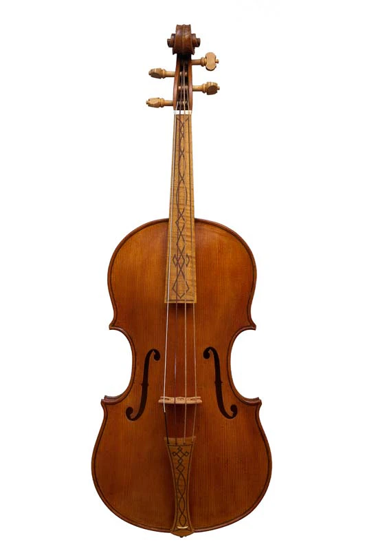 Tenor-Viola nach Gasparo da Salò (Brescia, ca. 1580) in der Vorderansicht mit eingelegtem Griffbrett und Saitenhalter.
