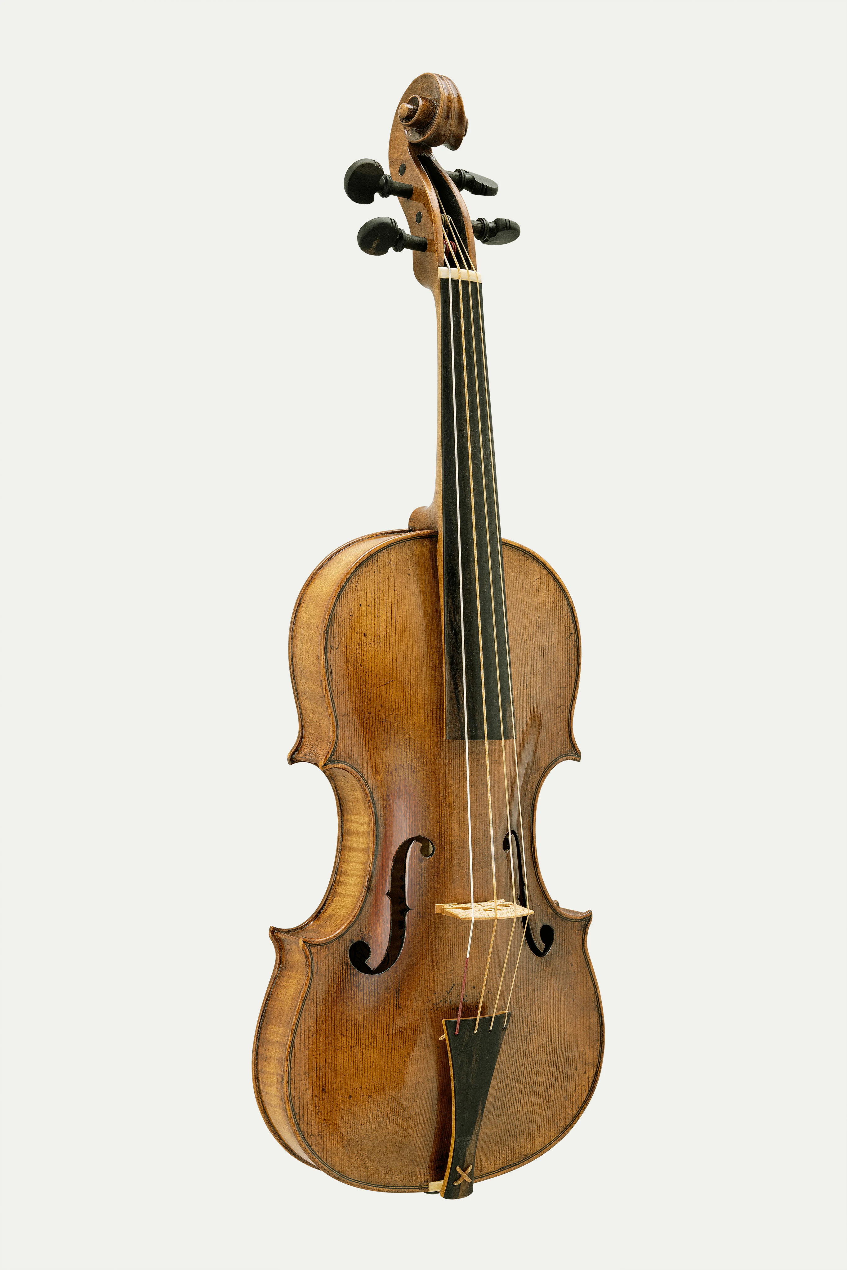 Violine nach Matteo Goffriller (Venedig, ca. 1700) in der Vorderansicht mit klassischer Schnecke.