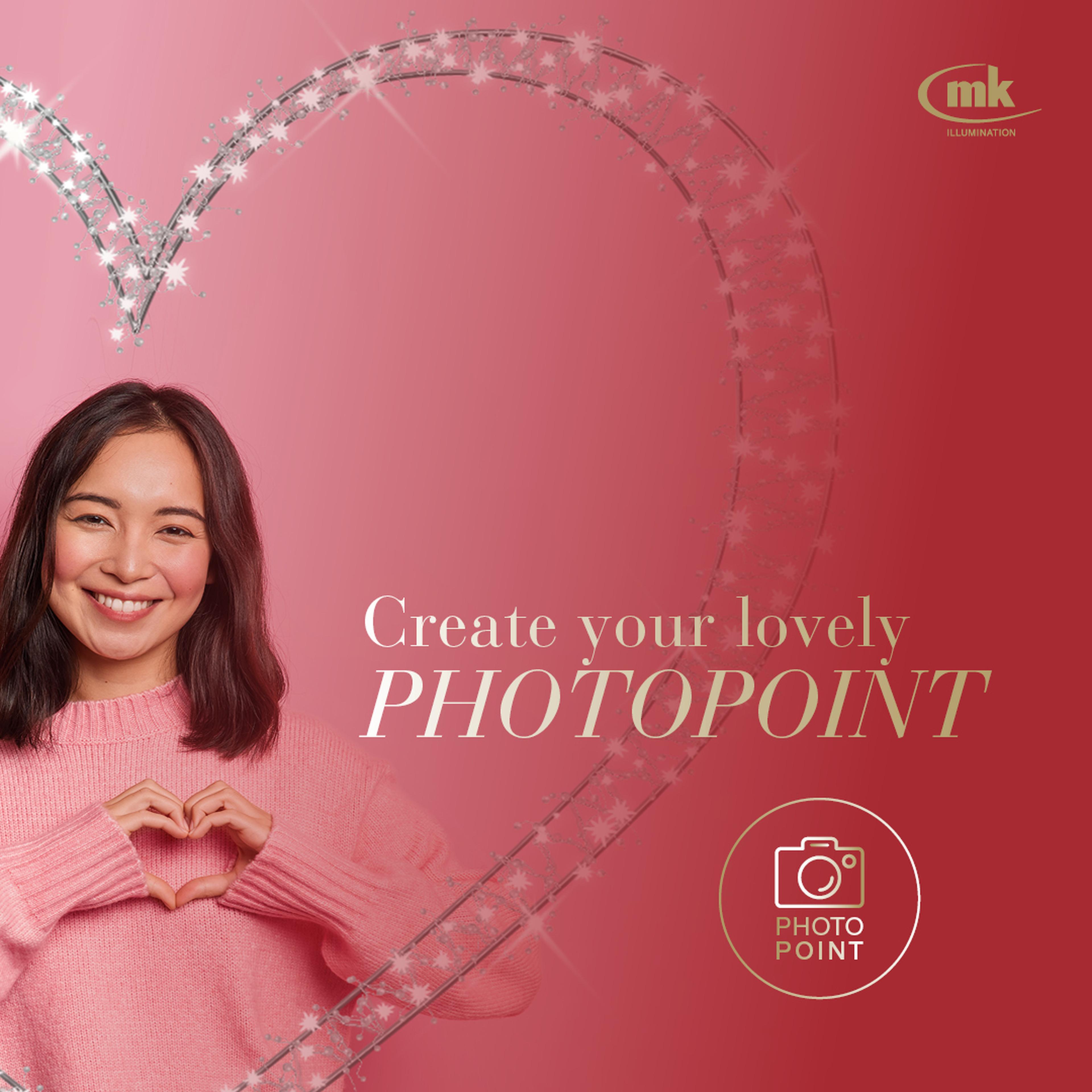 Frau in rosa Pullover formt ein Herz mit den Händen vor einem glitzernden Herzrahmen und der Aufschrift "Create your lovely PHOTOPOINT".