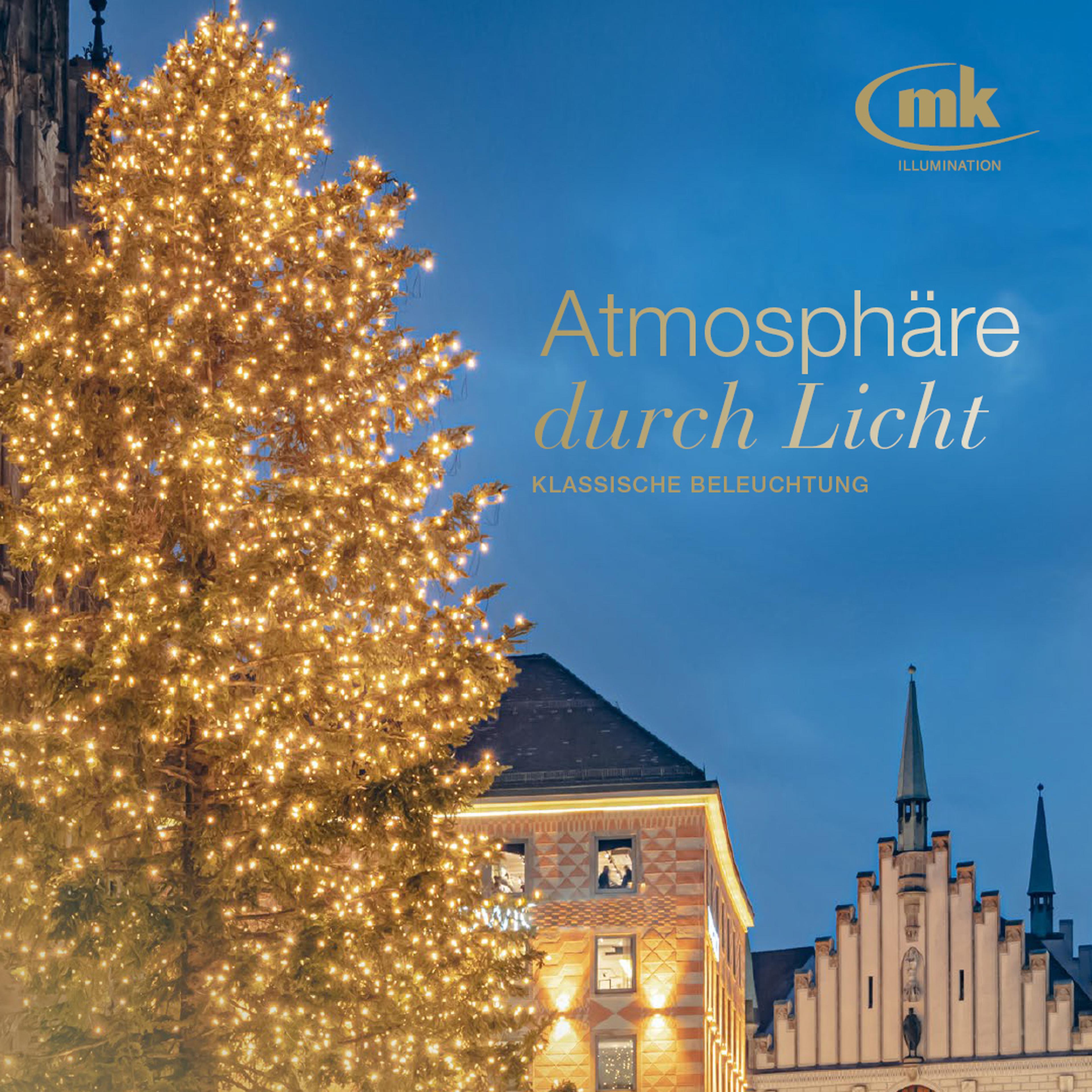 Beleuchteter Weihnachtsbaum vor einem historischen Gebäude bei Dämmerung, mit dem Schriftzug "Atmosphäre durch Licht".