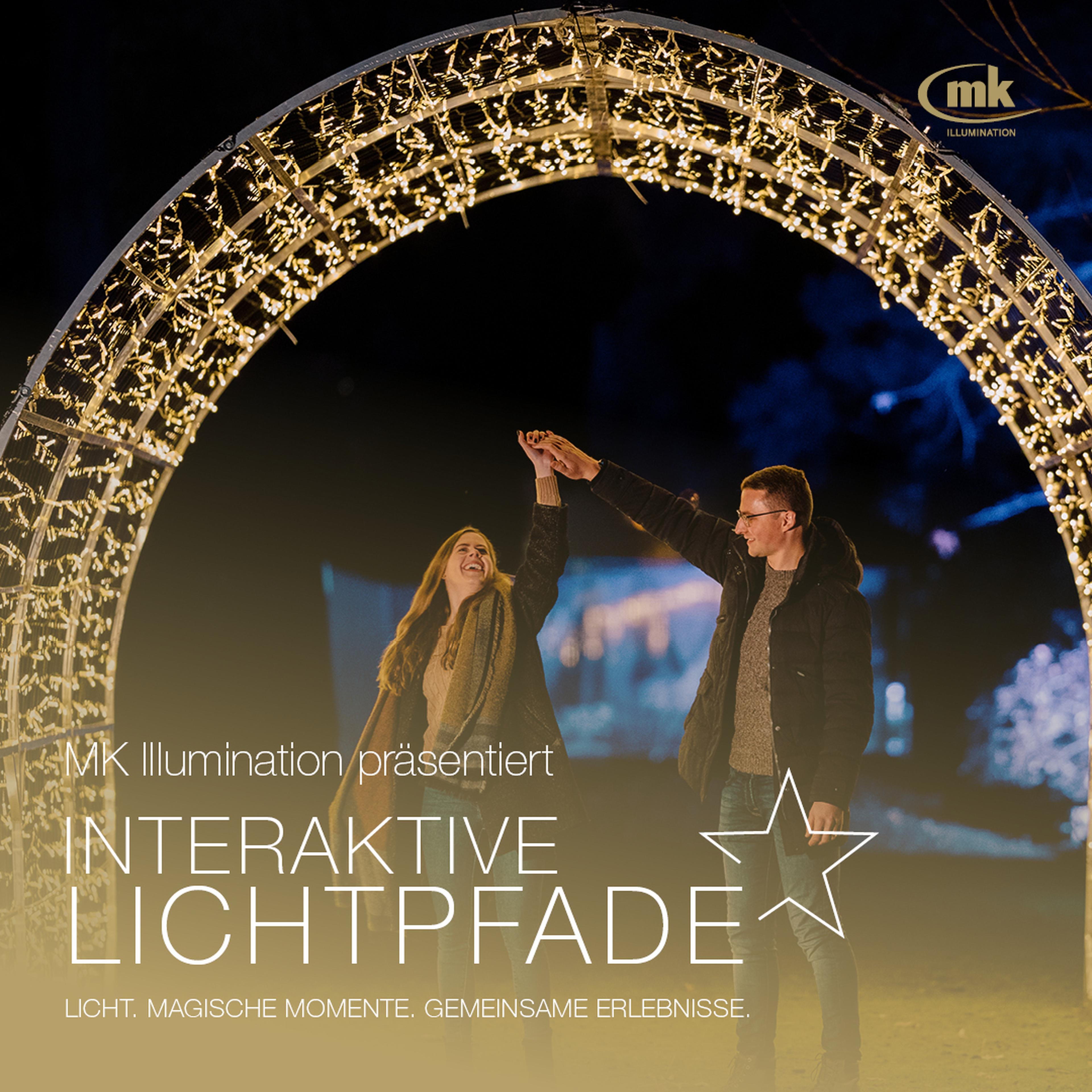 Zwei Personen tanzen unter einem leuchtenden Bogen bei Nacht mit dem Schriftzug "Interaktive Lichtpfade" und dem Logo von MK Illumination.