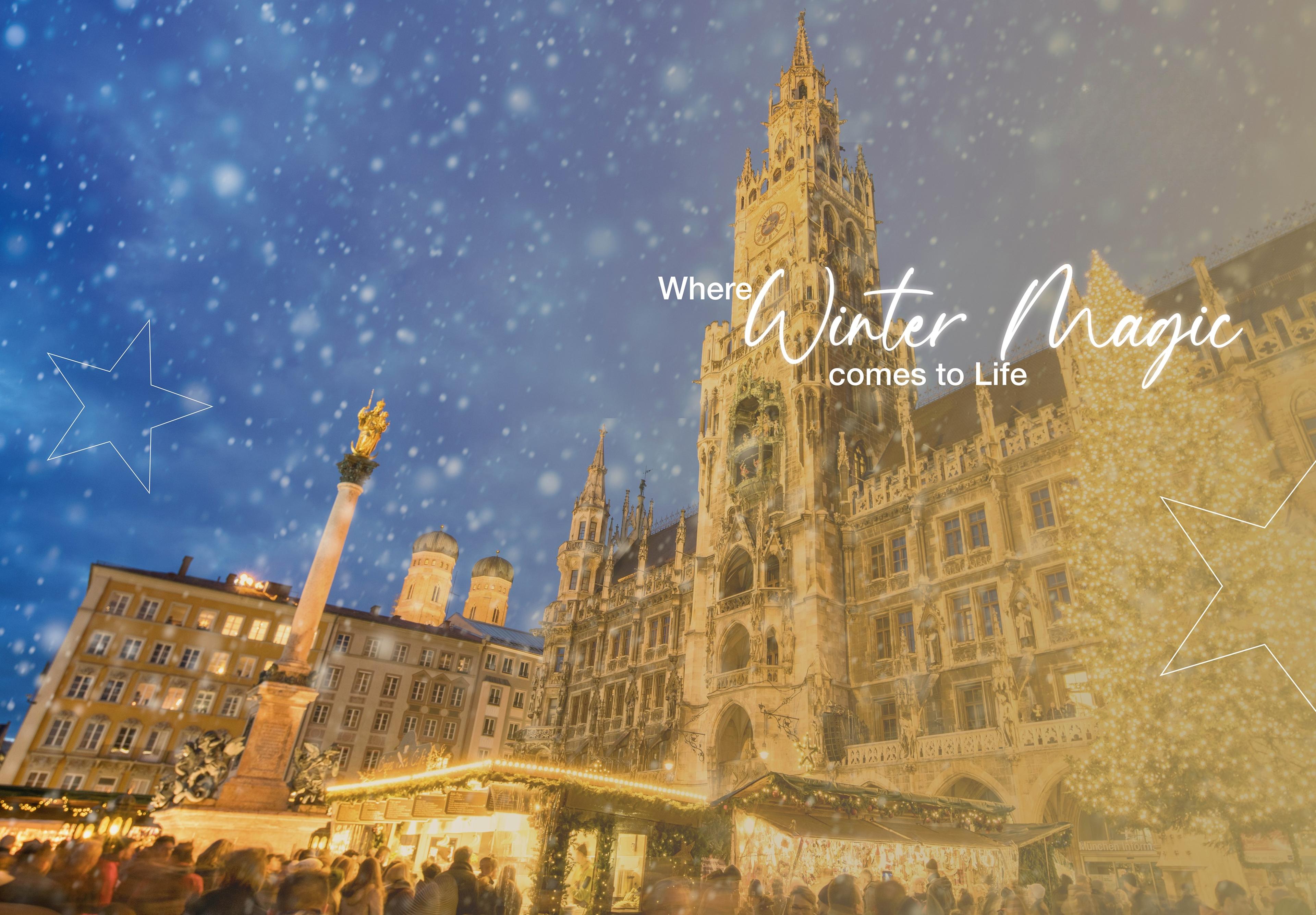 Münchner Rathaus im Winter mit beleuchtetem Weihnachtsbaum und Marktständen bei schneebedecktem Nachthimmel.