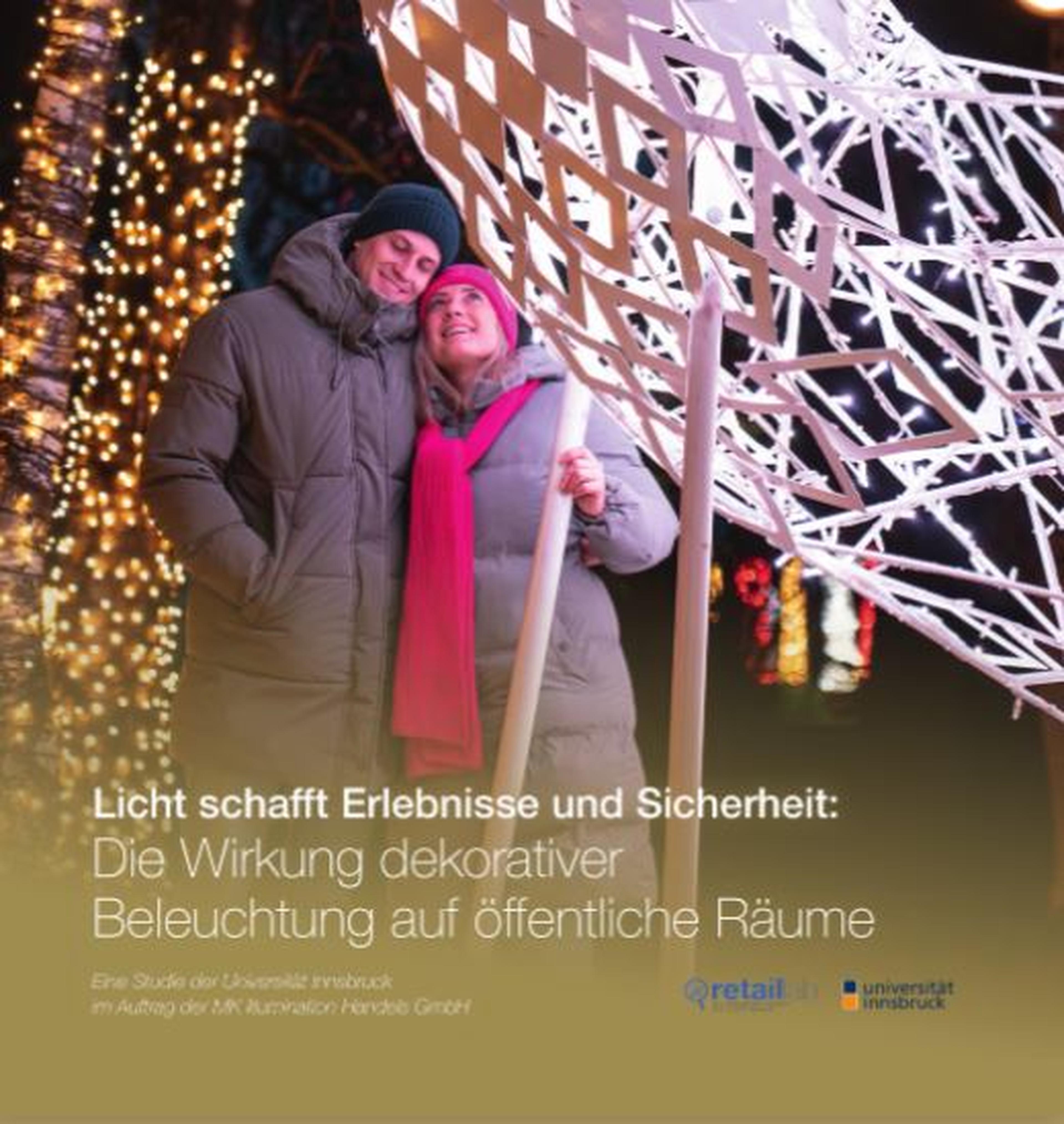 Ein Paar in Winterkleidung lächelt unter Lichterdekoration. Text thematisiert die Wirkung dekorativer Beleuchtung auf öffentliche Räume.