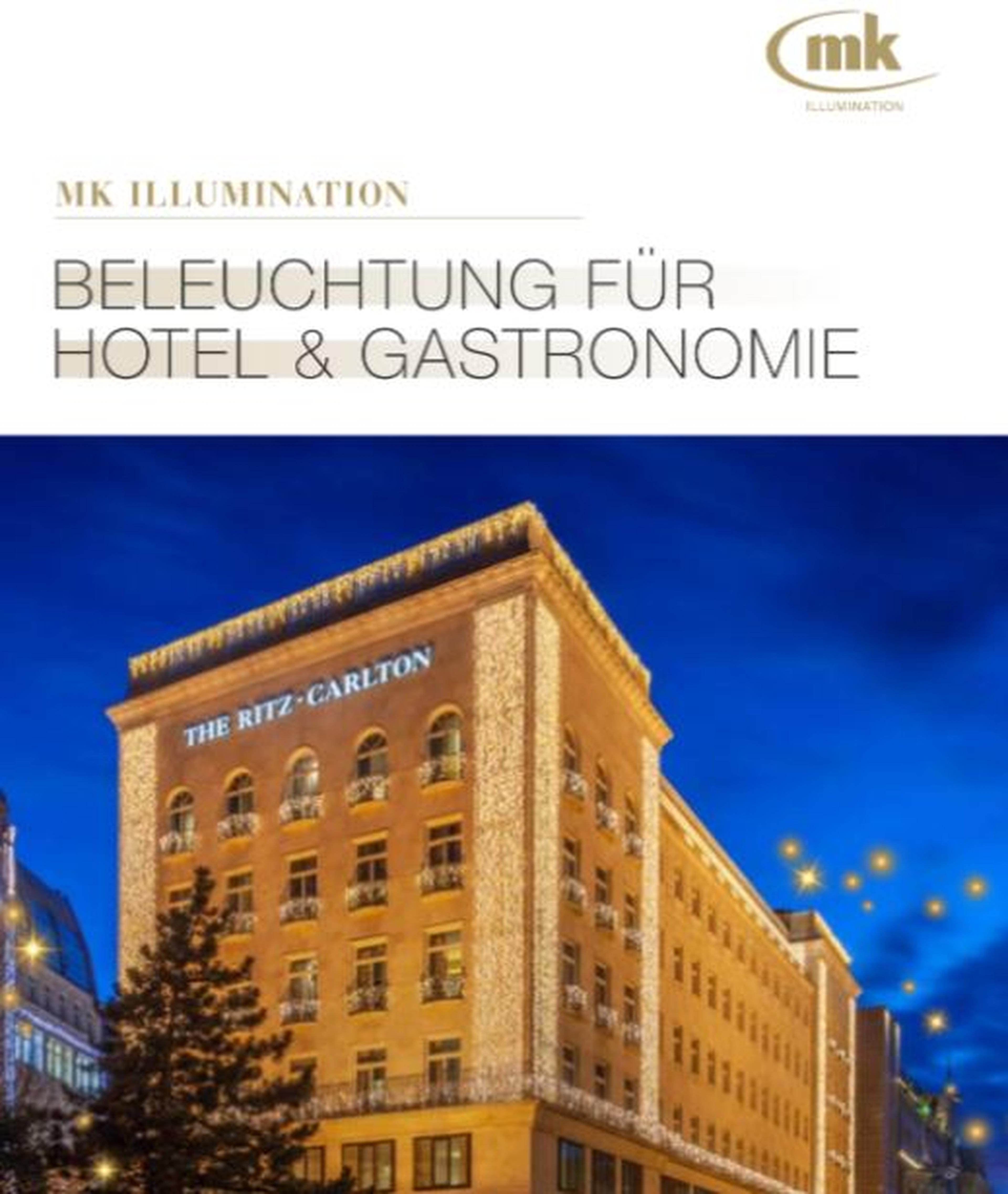 MK Illumination: Festliche Beleuchtung des Ritz-Carlton Hotels bei Nacht, ideal für die Hotel- und Gastronomiebranche.