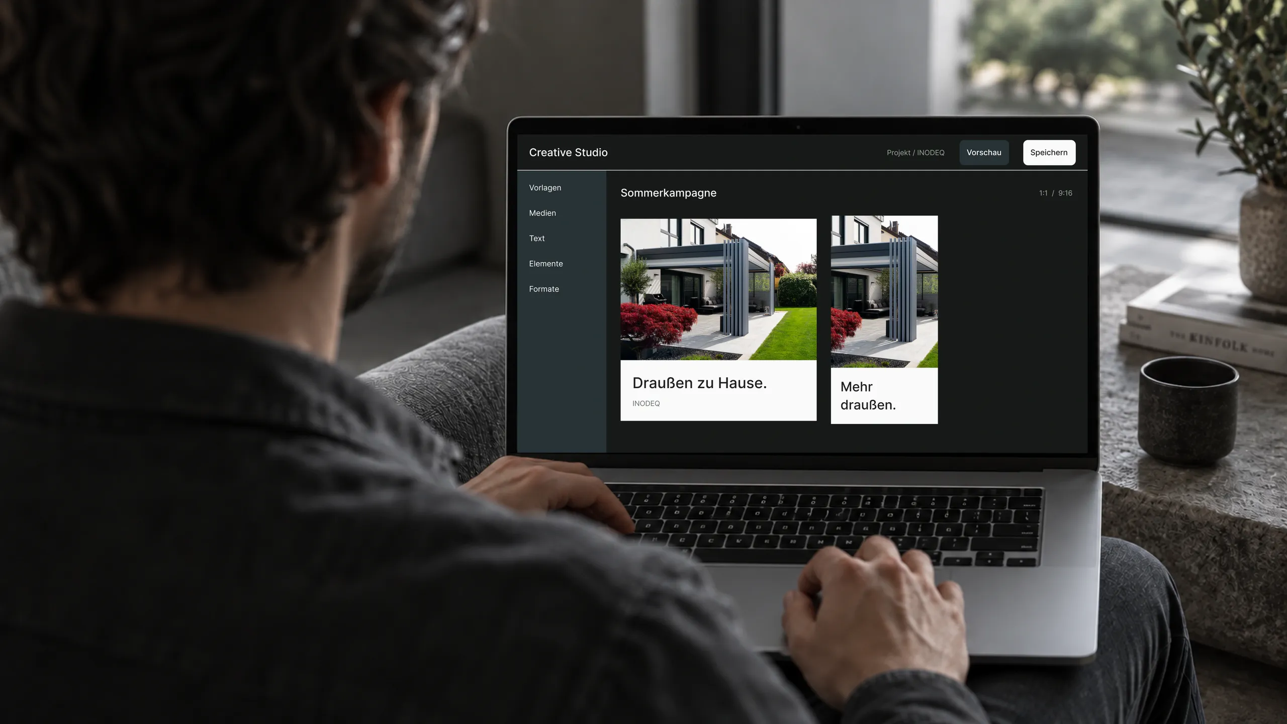 Person am Laptop mit einem Creative-Editor und zwei INODEQ-Anzeigenformaten.
