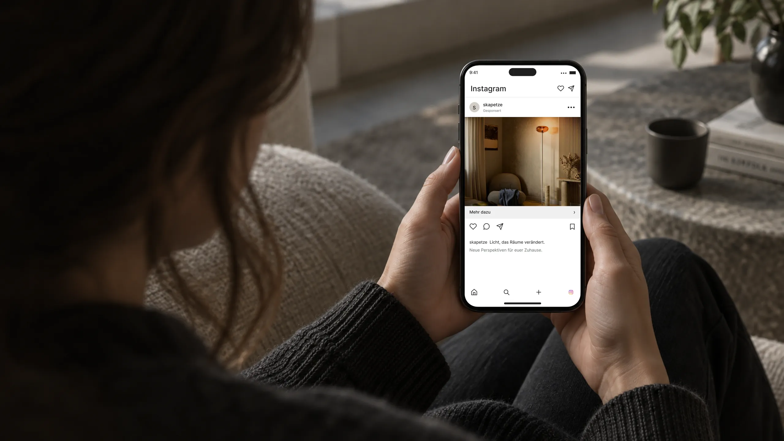 Person mit Smartphone und einem Instagram-Beitrag von skapetze.