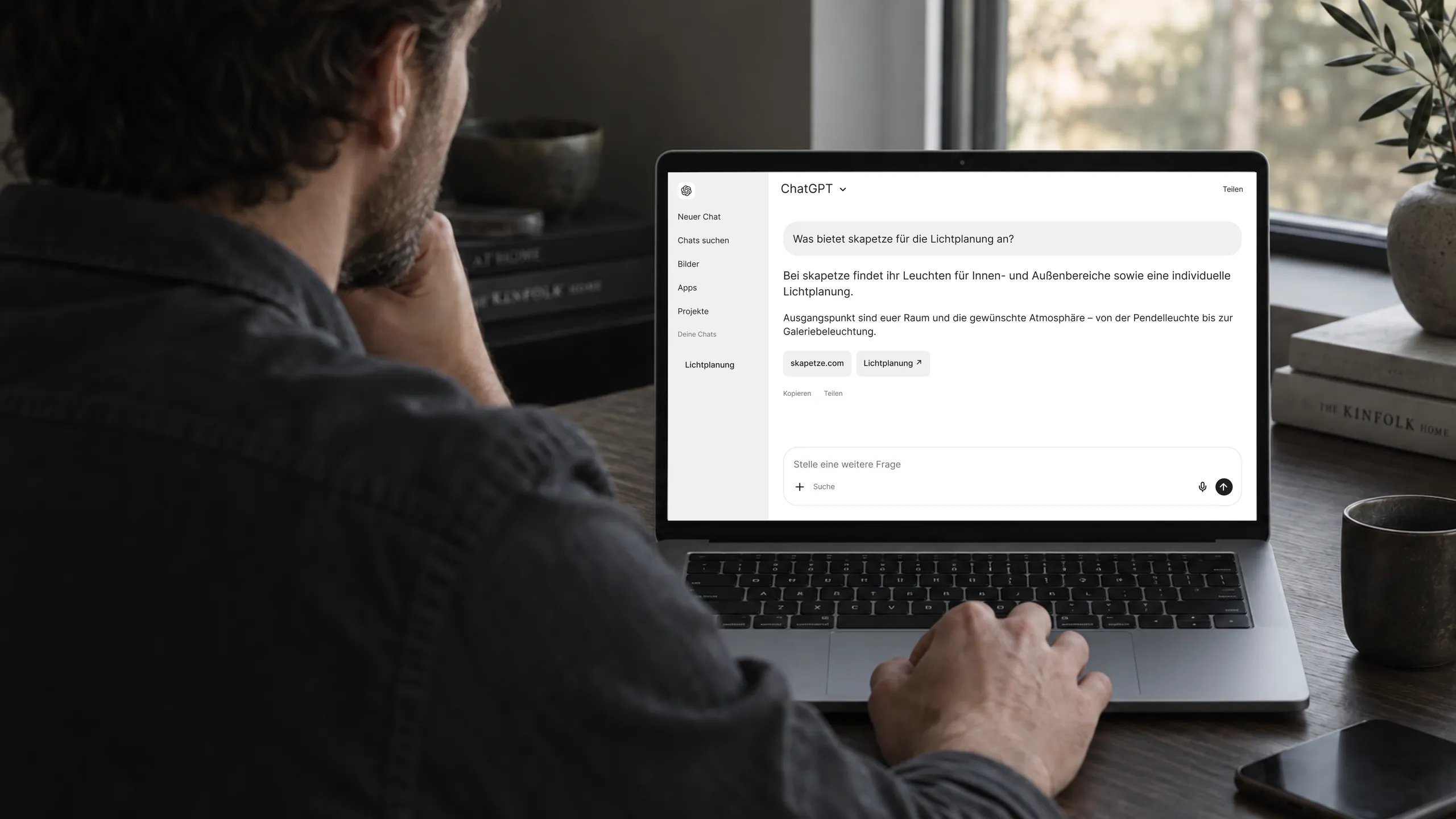 Person am Laptop mit einer ChatGPT-Recherche zur Lichtplanung bei skapetze.