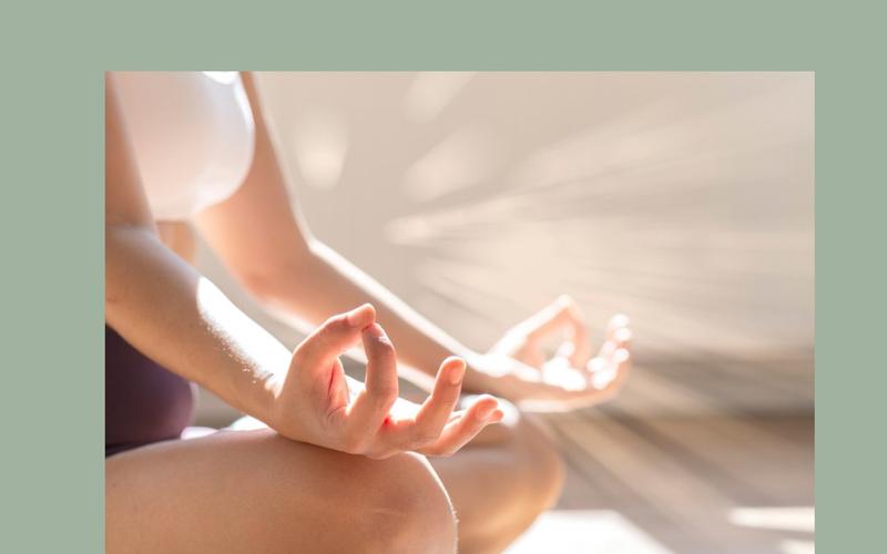 Hvordan aktiverer restorativ yoga sanserne?