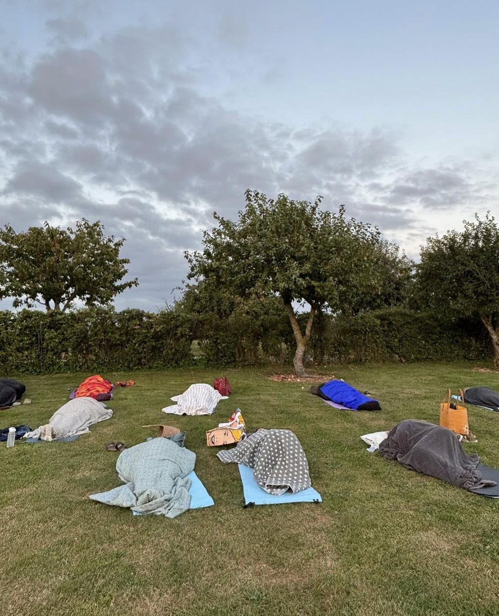 Yoga i naturen på yogamåtter hos Mette Krabek