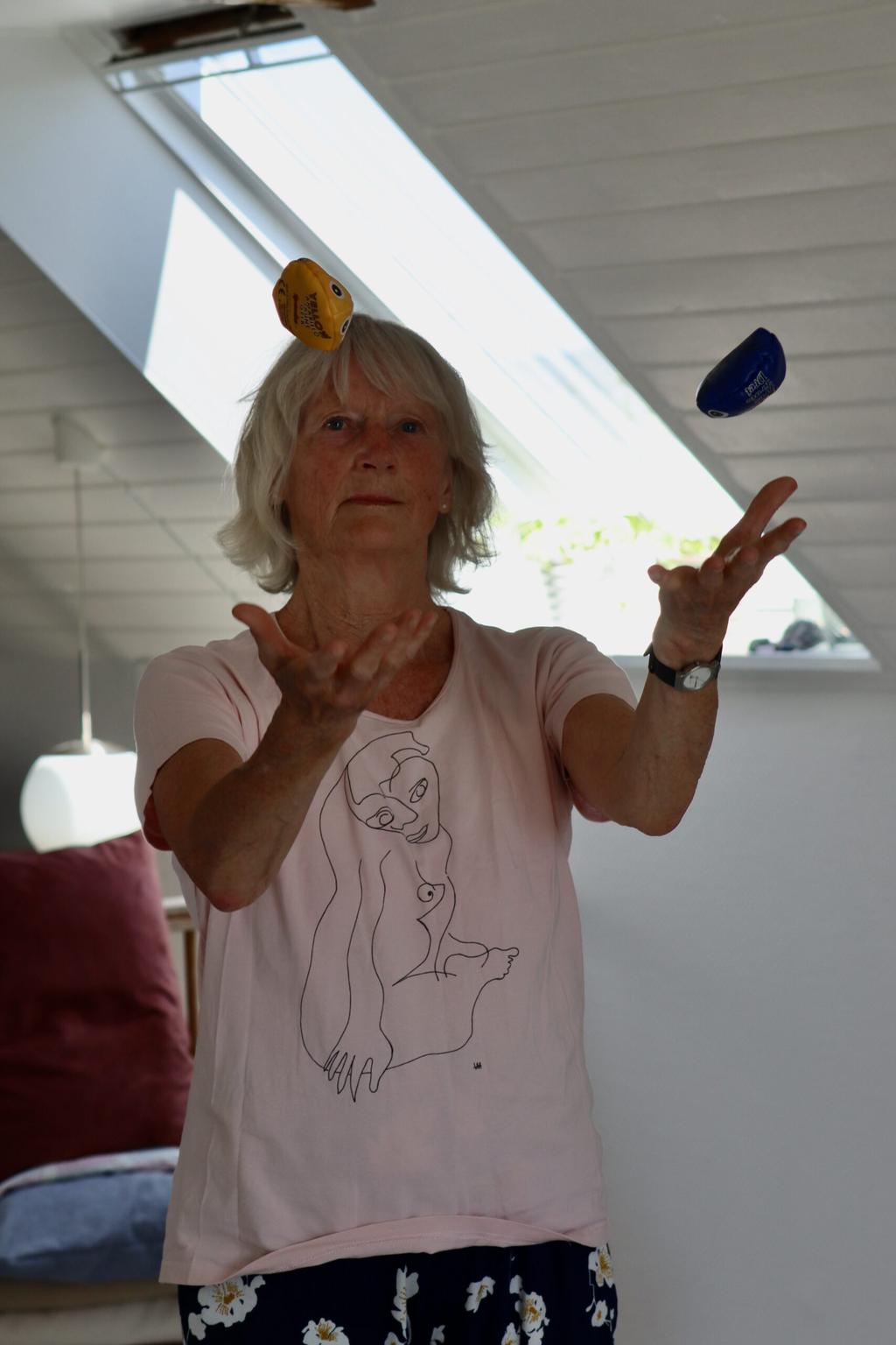 Person laver individuel hjernetræning hos Mette Krabek med mus