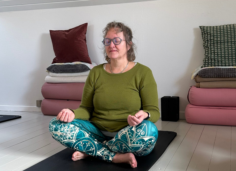 Yogastilling sommerfugl hos Mette Krabek