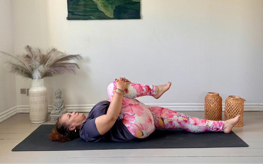 Mette Krabek online yoga knæ til bryst