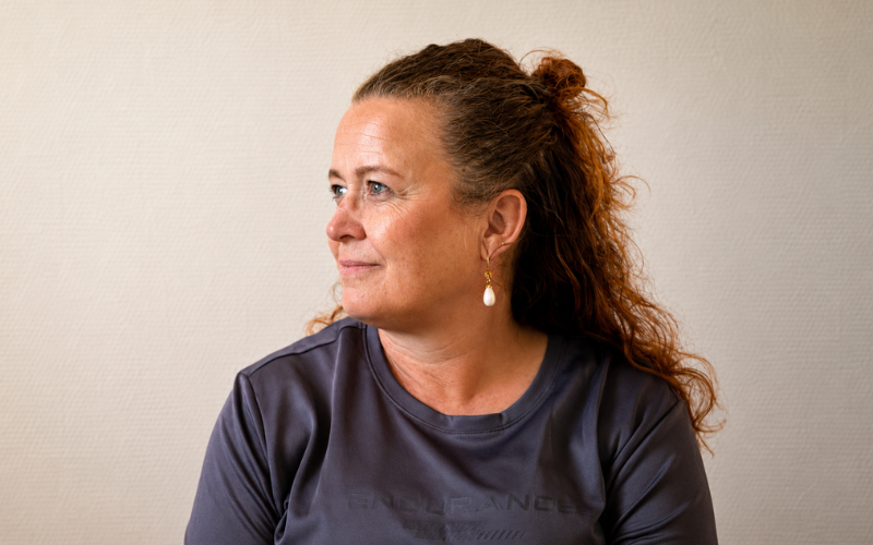 Portæt billede af Mette Krabek der kigger til venstre