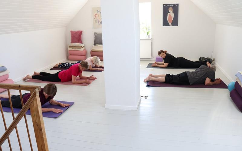 Fordele ved restorativ yoga i rolige omgivelser
