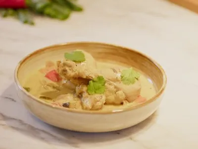 Eenpans kipcurry met zoete aardappel en kokosmelk