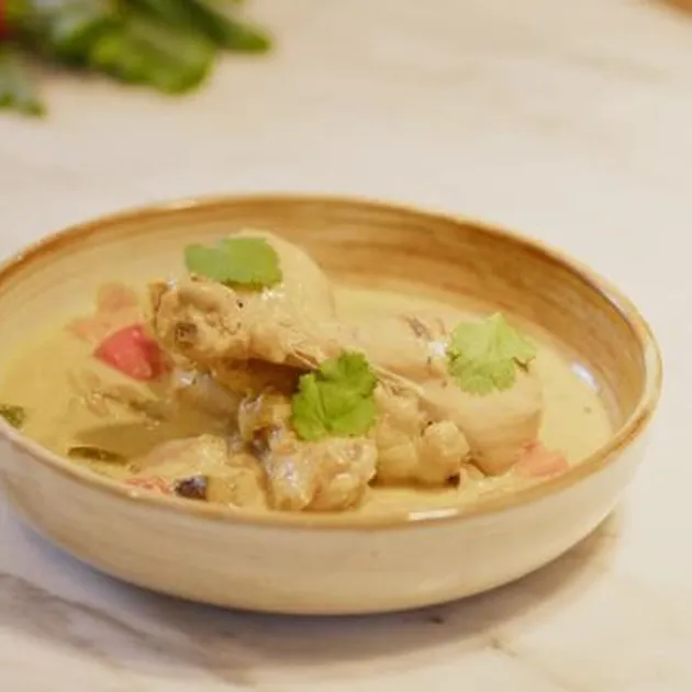Eenpans kipcurry met zoete aardappel en kokosmelk