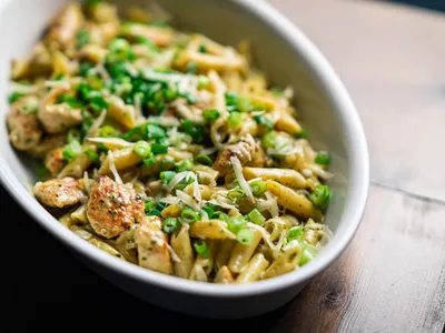 Kip met pasta en pesto