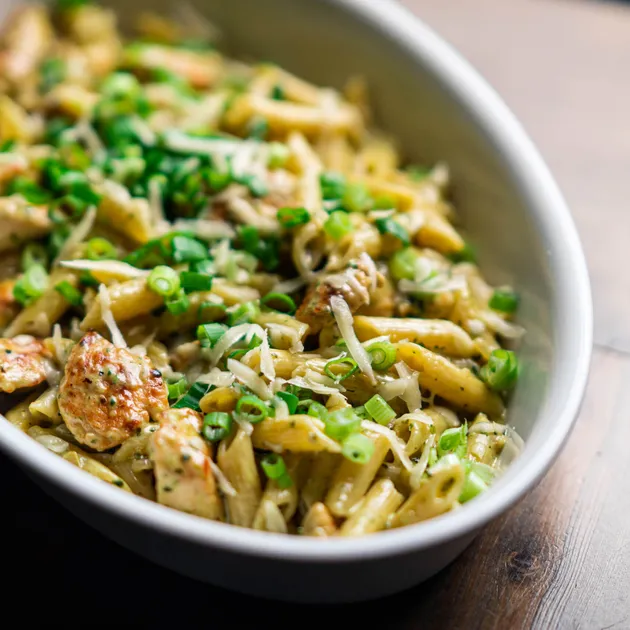 Kip met pasta en pesto