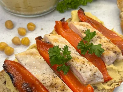 Boterham met hummus en kip