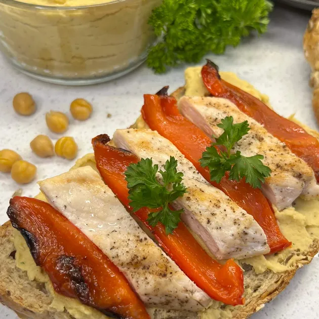 Boterham met hummus en kip