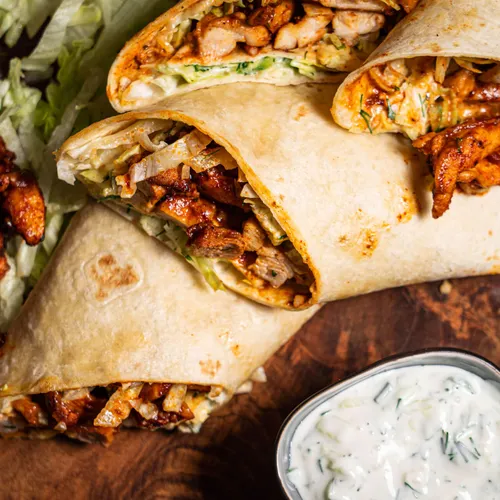 Kip gyros met tzatziki in wraps