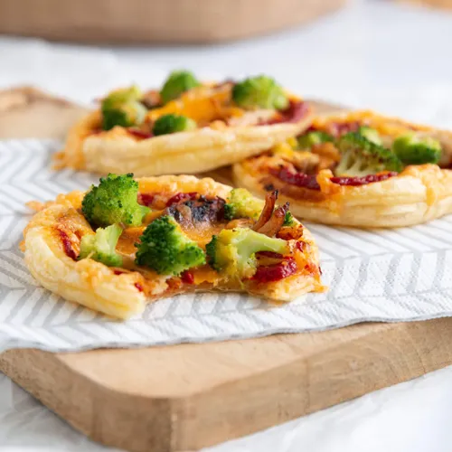 Mini plaattaartjes met kip, broccoli en cheddar