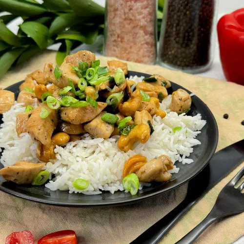 Wok kip met cashewnoten en lente-ui